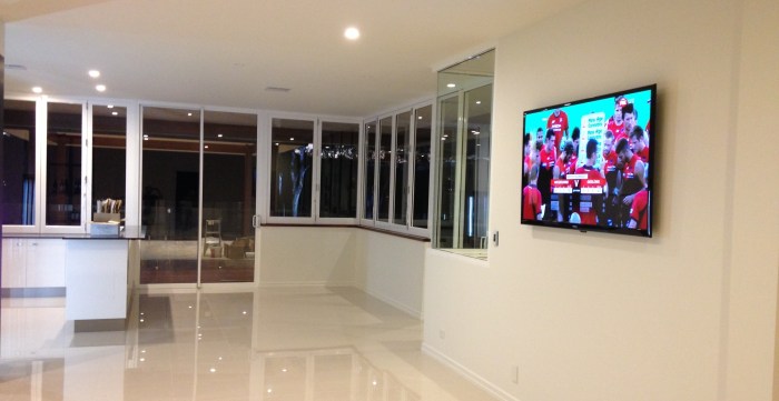 Tv wall mount articulated feature